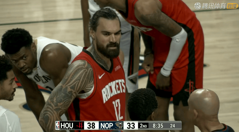 尽管比赛中, 逐一拥抱, 赛迎来了一